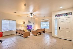 una gran sala de estar con sillas y mesa. en Inviting Bakersfield Home with Spacious Yard!, en Bakersfield