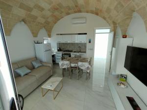 A kitchen or kitchenette at Perla delle Maldive