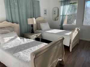 1 dormitorio con 2 camas y ventana en Spacious Bright Renovated 2 Bedroom 2 Bath Central en San Carlos