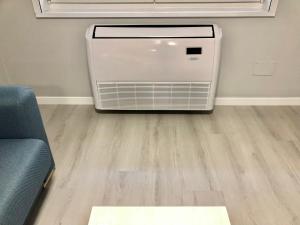 calentador en la sala de estar con suelo de madera en Apartamento Muralla, en Lugo 10 fotos más