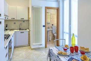 - une cuisine avec une table et une bouteille de vin dans l'établissement Mafalda Apartments, à Levanto