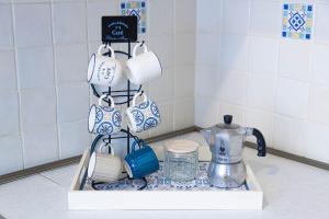 - un comptoir de cuisine avec un plateau/bouilloire et des tasses dans l'établissement Mafalda Apartments, à Levanto 29 autres photos