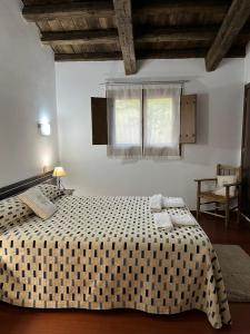 A bed or beds in a room at Apartamentos Rurales En Plena Sierra