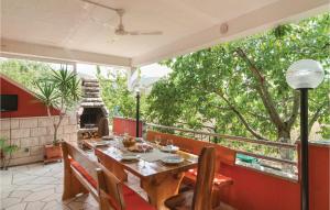 Un restaurant sau alt loc unde se poate mânca la Nice Home In Srinjine With Outdoor Swimming Pool