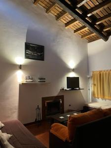 Televízia a/alebo spoločenská miestnosť v ubytovaní Apartamentos Rurales En Plena Sierra