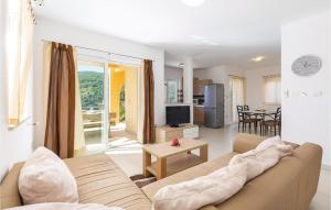 sala de estar con sofá y mesa en Stunning Apartment In Labin With 2 Bedrooms And Wifi en Hrvatini