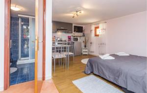 una camera con letto e cucina e una camera di Beautiful Apartment In Radmani With House A Panoramic View a Radmani
