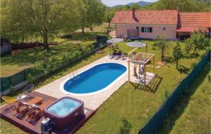uma vista superior de uma piscina num quintal em Cozy Home In Unesic With Outdoor Swimming Pool em Unešić