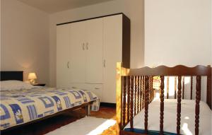 Un pat sau paturi într-o cameră la Gorgeous Home In Krnica With Kitchen