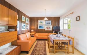 salon z kanapą i jadalnią w obiekcie 3 Bedroom Stunning Apartment In Makarska w Makarskiej