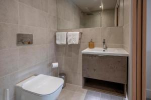 un baño con inodoro y lavabo en The Quadrant - The Carillon Suite, en York 44 fotos más