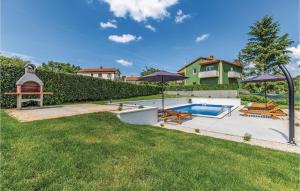 un patio trasero con piscina y una casa en Amazing Home In Pazin With Wifi, en Pazin