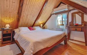 Tempat tidur dalam kamar di Beautiful Home In Donja Voca With Kitchen