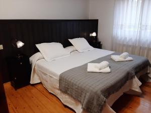 سرير أو أسرّة في غرفة في El Puentín del Sella con WiFi y parking gratuito