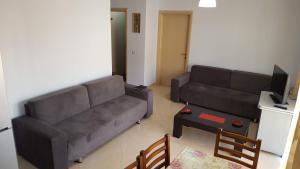 un soggiorno con divano e tavolo di Sarrande, big one bedroom apartment at the center a Sarandë