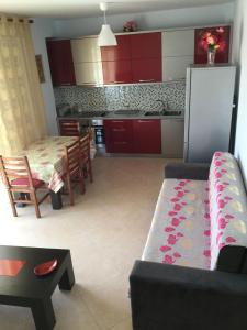 una cucina con divano e tavolo in una camera di Sarrande, big one bedroom apartment at the center a Sarandë