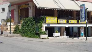 un edificio con dei cartelli su una strada di Sarrande, big one bedroom apartment at the center a Sarandë