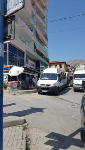 un furgone parcheggiato in una strada di fronte a un edificio. di Sarrande, big one bedroom apartment at the center a Sarandë