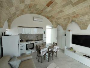 A kitchen or kitchenette at Perla delle Maldive