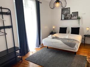 Кровать или кровати в номере Memórias de Setúbal AL