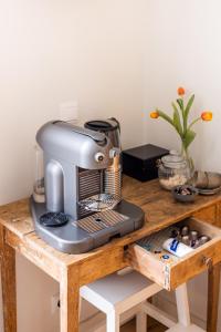 Coffee and tea-making facilities at Cosy Nock ! Little Gem at City Center with Large Terrace !