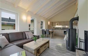 un soggiorno con divano e tavolo di Cozy Home In Dagebll With Wifi a Dagebüll
