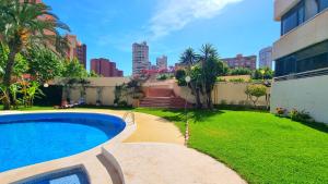 ein Pool in einem Hof neben einem Gebäude in der Unterkunft Precioso apartamento con vistas al mar in Benidorm