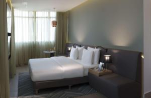Ένα ή περισσότερα κρεβάτια σε δωμάτιο στο Radisson Blu Hotel, Beirut Verdun