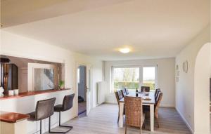 eine Küche und ein Esszimmer mit einem Tisch und Stühlen in der Unterkunft 5 Bedroom Beautiful Home In Ockholm in Ockholm