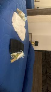 1 cama azul con ropa interior y toallas en B&B Nami, en Palagianello