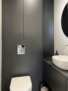 ソポトにあるApollo Luxury Apartment Dolny Sopotの白いトイレと洗面台のあるバスルーム +41枚の写真