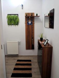 een kantoor met een bureau en een klok aan een muur bij Nidius Apartment in Debrecen