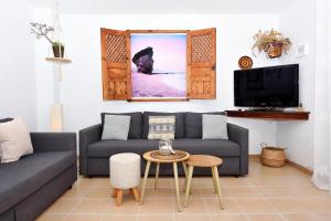 sala de estar con sofá y mesa en Ático con encanto en Cabo de Gata. A 100m de la playa., en Carboneras