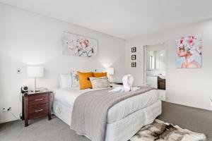 Katil atau katil-katil dalam bilik di Lakefront Penthouse Apartment with 270-degree view