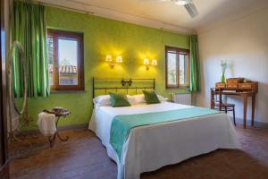 una camera da letto con un grande letto con pareti verdi di Tenuta Risalpiano a Pelago