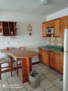 cocina con mesa de madera y mesa pequeña en Confort Ejecutivo Suites Lindavista, en Monterrey