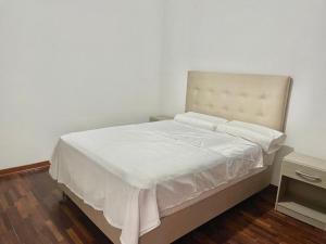 Cama en habitación con pared blanca en Apartamento en el Centro de Trujillo - Primer Piso en Trujillo