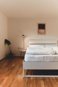 1 dormitorio con cama blanca y escritorio en Kmetija Pečnik, en Prevalje