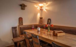 ein Esszimmer mit einem Holztisch mit zwei Gläsern Wein in der Unterkunft Holiday home in Novo Mesto - Dolenjska Bela krajina Unter- Weißkrain 42895 in Novo Mesto + 11 Fotos