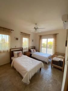 Ένα ή περισσότερα κρεβάτια σε δωμάτιο στο Luxury spacious holiday Villa with heated swimming pool