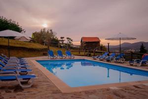 uma piscina com cadeiras e guarda-sóis em Arrabia Bunga Douro em Raiva