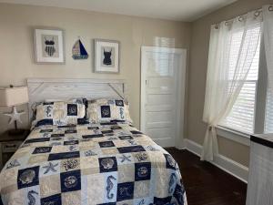 una camera con un letto con una trapunta blu e bianca di Nock Apartments a Ocean City