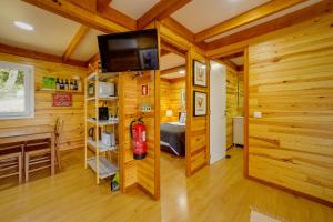 a log cabin with a bedroom and a fire extinguisher at Arrabia Bunga Douro in Raiva