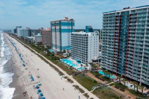 - une vue aérienne sur la plage et les bâtiments dans l'établissement Grande Beach Resort, à Myrtle Beach