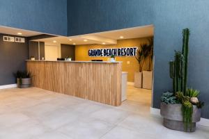 eine Lobby mit einer Theke in einem Krankenhaus in der Unterkunft Grande Beach Resort in Myrtle Beach