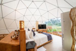 TV a/nebo společenská místnost v ubytování Triyana Resort and Glamping