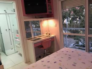 a bedroom with a sink and a counter with a sink at Conforto entre a UFSM e o centro in Santa Maria