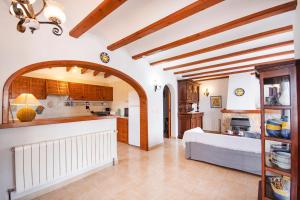 eine Küche und ein Wohnzimmer mit einem Bett und einem Torbogen in der Unterkunft Villa Yvonne - chill out, free WIFI, close to facilities in Benissa