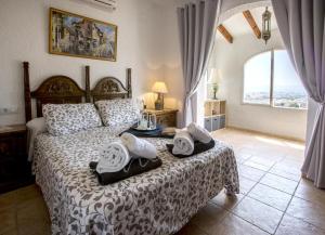 En eller flere senge i et værelse på Bella Vista by Aguilarent + 49 billeder