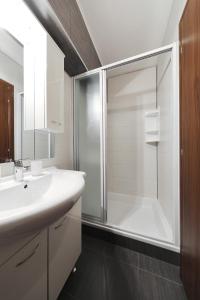 un bagno con doccia e lavandino bianco di Apartments BoBo a Kraj